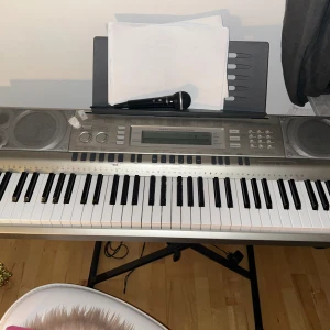 Piano - Got skick, använt några gånger så den är lite dammig. Casio WK-200 76-key digital keyboard. Mikrofon och stativ ingår inte. 