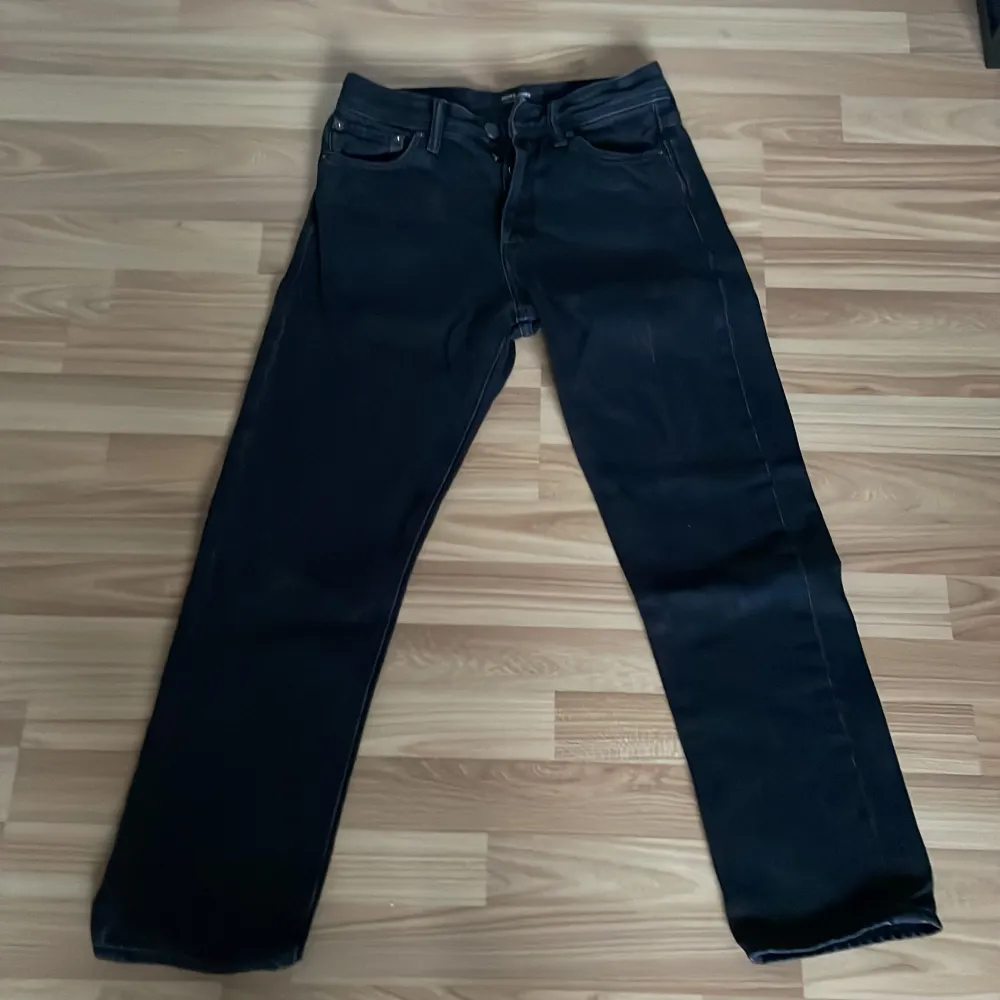 Väldigt bra skick, storlek 30/28.  Killen på bilden är 170 cm lång . Jeans & Byxor.