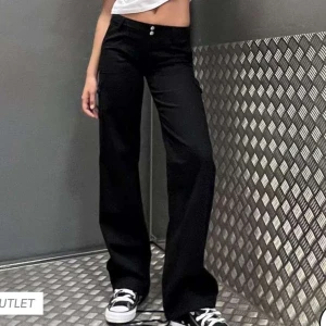 Cargo byxor  - Slutsålda cargo byxor från Nelly, i bra skick och säljes för 400 jag köpte dem för 550, för frågor så kan ni bara skriva ❤️