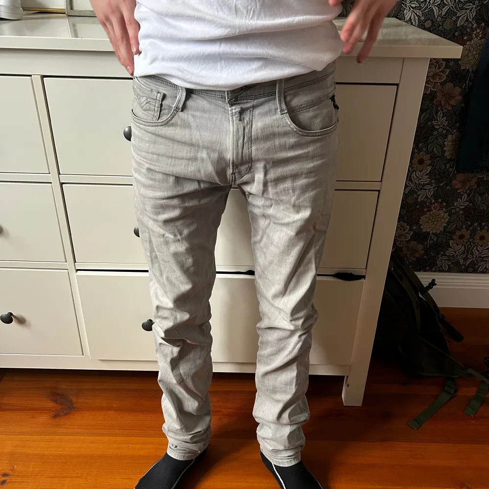Superfina Replay jeans i färgen ljusgrå. Skick 9/10 inga defekter. Modellen är 180 cm lång och väger 65. Säljer de på grund av att jag inte har nån användning av de längre.. Jeans & Byxor.