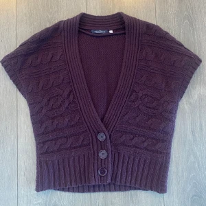 Lila kofta - Lila kofta, fint skick men nopprig!