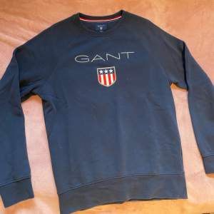 Marinblå gant tröja i toppskick, snygg passform och bra pris