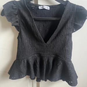 Söt topp - Säljer denna trendiga toppen från new yorker, bra skick 