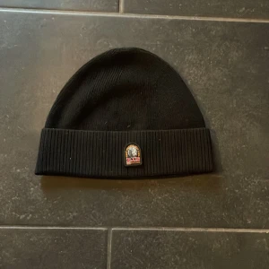 Para jumper mössa - Svart para jumper mössa som inte används längre eftersom har en annan stil. Ny pris 549 mitt pris 350 eftersom knappt använd