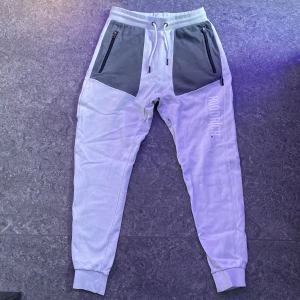Hoodrich sweats - Hoodrich sweats i ganska bra skick. Pris: 200kr. Storlek S. Skicka ett meddelande vid intresse.