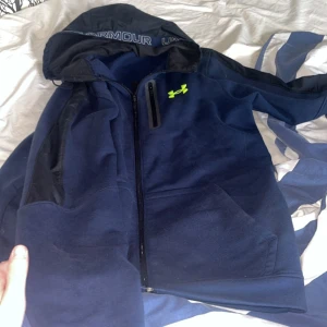 Dåliga bilder be privat om bilder för bättre - Under  armour dress från jd normala priset är 2,300 men den är använt så skulle kunna ta 1,3 för den.