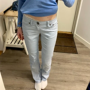 Lågmidjade jeans - Sååå fina och unika helblåa jeans! Superfina nu till våren 💝passar bra på mig som är 170cm lång!
