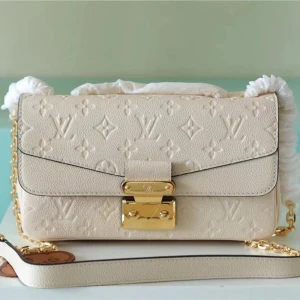 Louis Vuitton Marceau väska - Säljer min Louis Vuitton Marceau väska i färgen creme. Köptes sommaren 2022 i Louis Vuittons butik i stockholm. Väskan säljs inte längre. Nypris 30-35 000 beroende på valuta. Stabil väska som är relativt rimlig. Har  kvitto och andra bekräftelser.