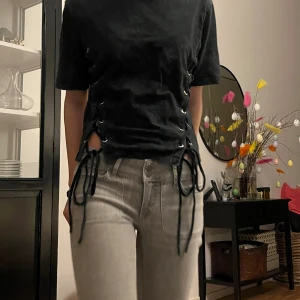 T shirt med snörning - Superfin t shirt med snörning i sidorna. Storlek s