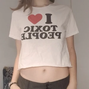 i love toxic people tshirt  - storlek s, klippt till en magtröja.