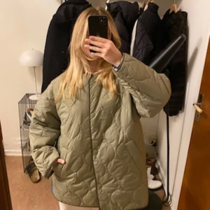 Bikbok jacka - Helt ny jacka med lappar kvar. Kommer tyvärr inte till användning! Grön nyans, super snygg! Storlek S. Nypris 699, mitt pris 270.😊