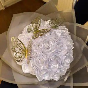 18 handgjorda eternal rose bouquet i vit med 3 guldiga fjärilar💗