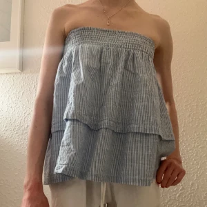 Kjol - Kjol ifrån hm som jag använt som topp. Kjolen är i storlek 40 men känns som 36/38.  Super fin till linnebyxor en sen sommarkväll. Säljer pga att den tyvär inte kommer till användning. Skriv gärna vid fler frågor 🫶 