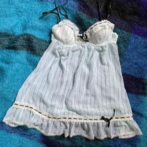 Linne med söta detaljer - Linne med vadderad kupa