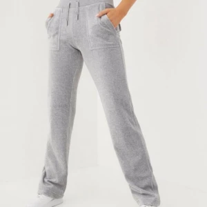 Ljus gråa juicy couture byxor  - Säljer pågrund av att jag köpte fel storlek (köpta för ca 900)