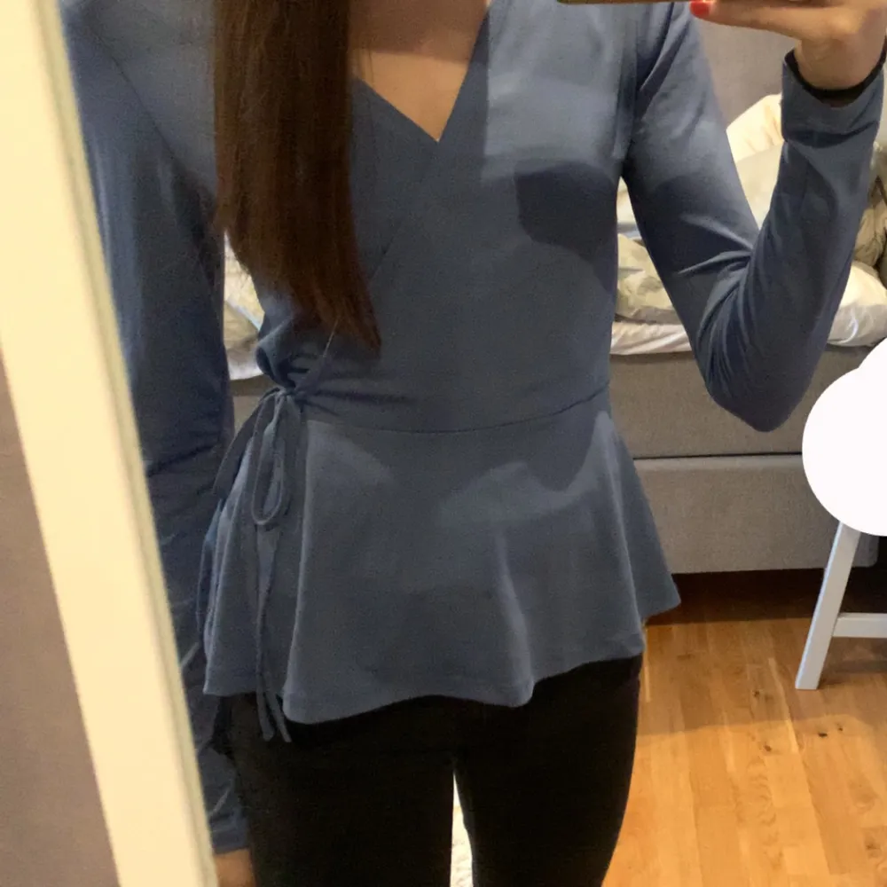 Fin blå tröja från Gina Tricot❤️ Passar för folk som har storlekarna Xs och S❤️‍🔥 Har en liten fläck men det är inget som syns eller man tänker på💗. Tröjor & Koftor.