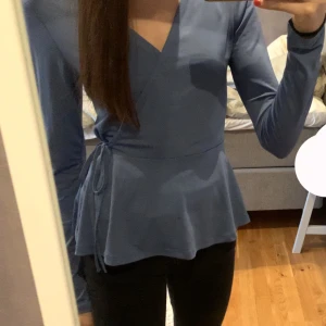 Blå tröja❤️ - Fin blå tröja från Gina Tricot❤️ Passar för folk som har storlekarna Xs och S❤️‍🔥 Har en liten fläck men det är inget som syns eller man tänker på💗