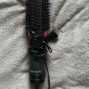 Revelon värme borste - Jag säljer min Revelon värmeborste då den knappt kommer till användning, och jag inte tycker om resultatet på min hårtyp. Många av mina vänner har testat denna och fått ett superfint resultat men den passar tyvärr inte just mig.💕Lådan slängdes nys 