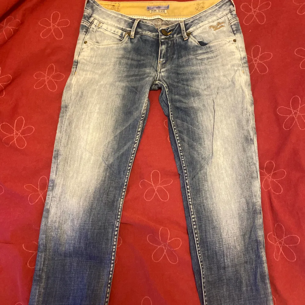 Ett par jätte snygga lågmidjade jeans aldrig använda pågrund av storleken på dem.. Jeans & Byxor.