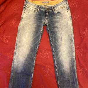 Ett par jätte snygga lågmidjade jeans aldrig använda pågrund av storleken på dem.
