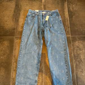 Säljer nu dessa jeans från Vailent. Köpta sommaren 2023, oanvända. Inga fläckar eller  märken.   Ord. pris: 699kr Mitt pris: 399kr