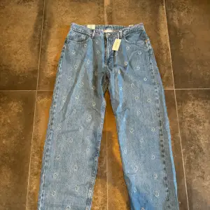 Säljer nu dessa jeans från Vailent. Köpta sommaren 2023, oanvända. Inga fläckar eller  märken.   Ord. pris: 699kr Mitt pris: 399kr