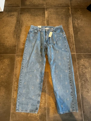 VAILENT Baggy Jeans Smiley - Säljer nu dessa jeans från Vailent. Köpta sommaren 2023, oanvända. Inga fläckar eller  märken.   Ord. pris: 699kr Mitt pris: 300kr