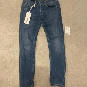 Dondup jeans - Dondup jeans i nyaste modellen, George! Jeansen är i nyskick och Tag ingår!Hör av dig vid frågor eller funderingar, pris kan vara diskuterbart vid en smidig affär/ 439 Fashion