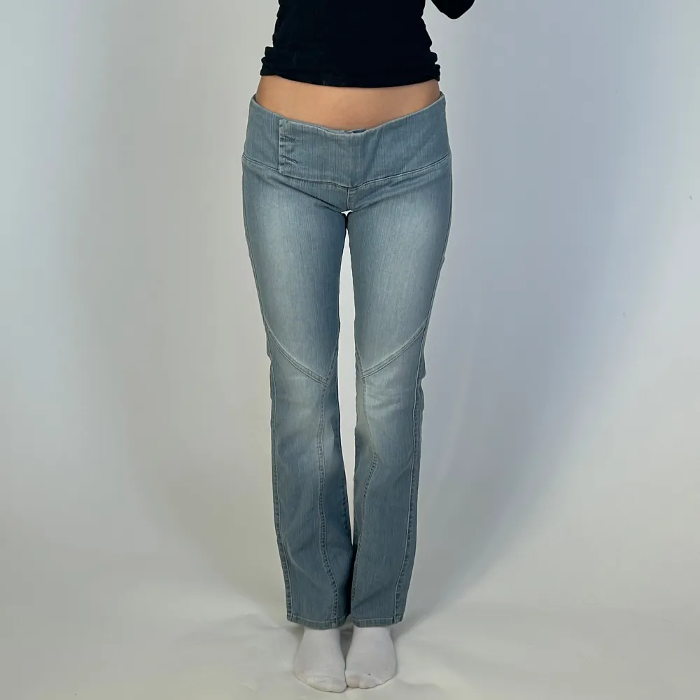 Coola jeans från Guess helt nya med prislapp kvar. 42 cm midja tvärs över, 84 cm innerbenslängd . Jeans & Byxor.