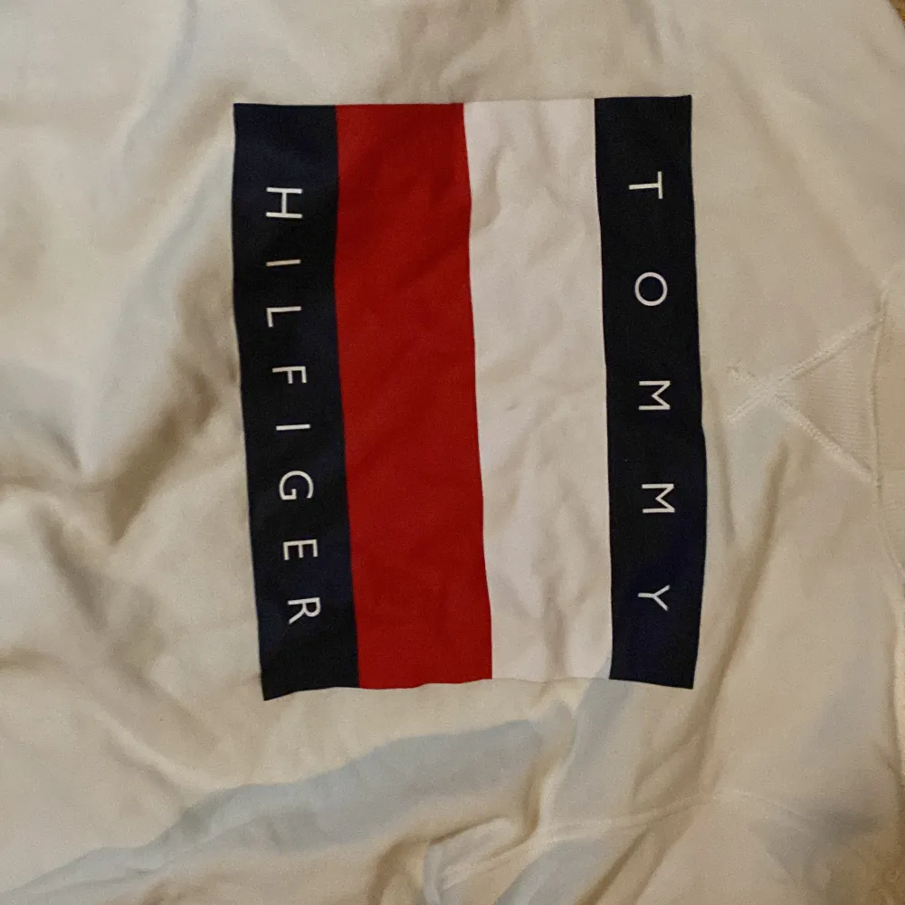 En fin vit Tommy Hilfiger tröja som är i storlek M. Den är i super bra skick och skriv om fler funderingar.. Tröjor & Koftor.