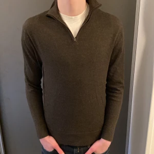 Brun Halfzip - Säljer nu denna asfeta These Glory Days Halvzip i ett grymt skick (100% merinoull). Storleken är L men har krympt så sitter bättre som S/XS. Nypris 1099kr❌ säljer nu för endast 199kr✅ Hör av dig vid minsta lilla fundering 😊