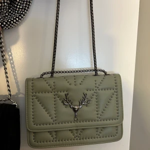 Väska - Knappt använd men den har tappat en grej som ska sitta fram men den finns i väskan o kan sättas fast igen.