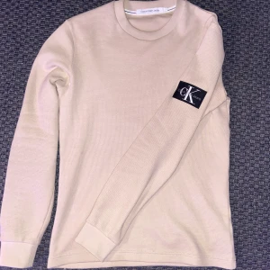 Calvin Klein Waffle Tröja - Denna är storlek S men sitter som en M. 10/10 skick då den är nästan oanvänd. Skicka ett PM om du är intresserad eller har några funderingar!