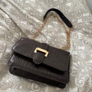Väska i fake läder, jätte fin med gulddetaljer, han användas på olika sätt. brun 