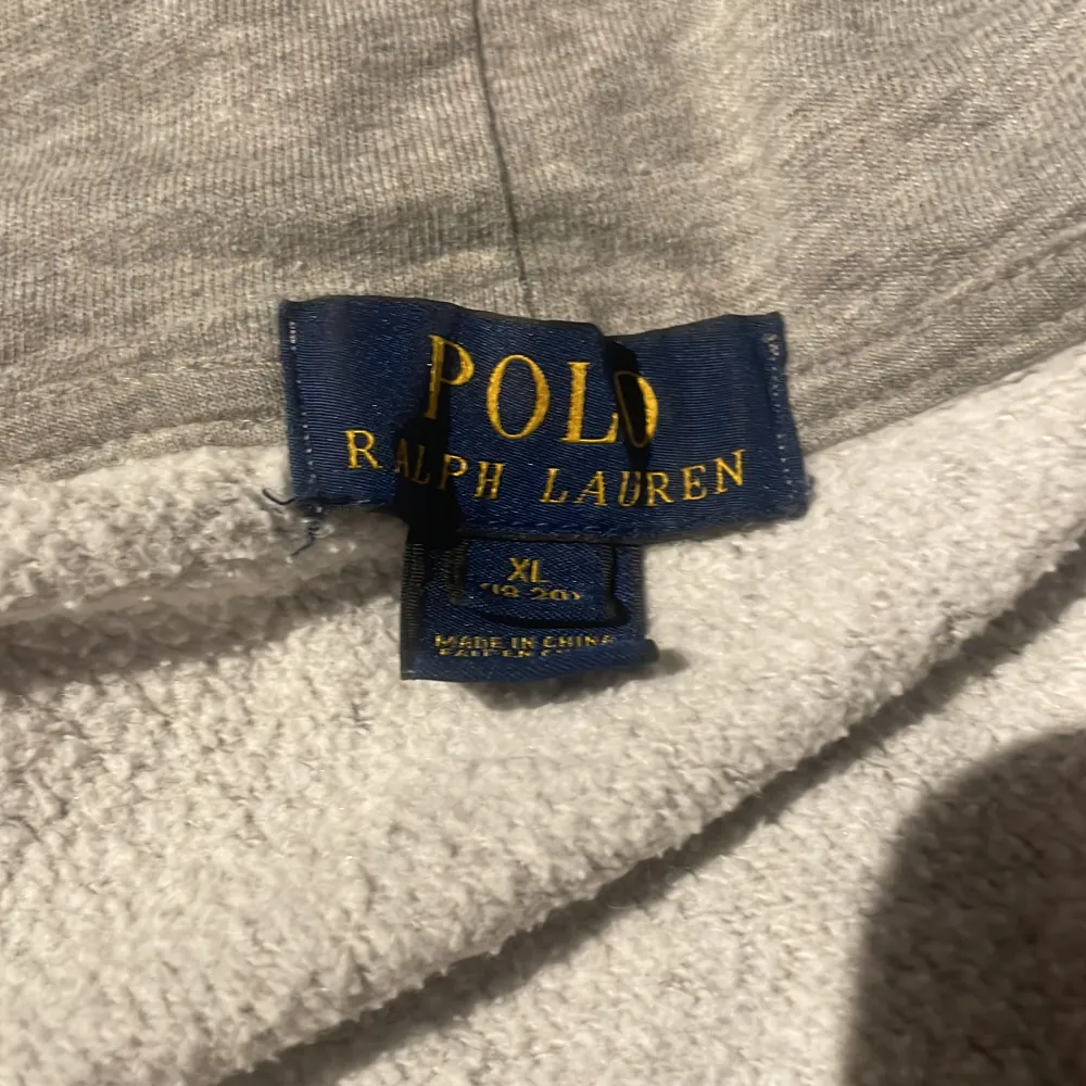 Grå ralph lauren zip hoodie i storleken xl (barn storlek) säljer på grund av att den har blivit för liten. Passar dom som är runt 160. Hoodies.