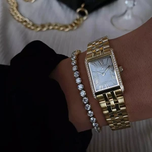 Guldig klocka - Skitsnygg guldig klocka från Hexter & Baines. Nypris 2100kr. Fint skick men säljs då jag inte använder guld. Justerbar och kommer med verktyg. Kom privat för fler bilder 