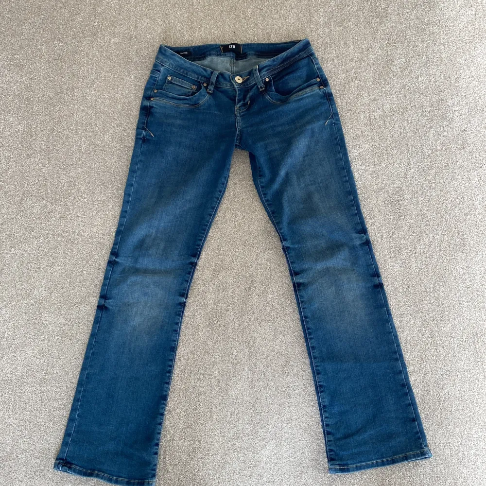 Säljer dessa super fina ltb jeans som är i väldigt bra skick knappt andvända dom är i storlek 26/30💕. Jeans & Byxor.