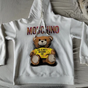 Moschino Hoodie - Köpt från Farfetch. Använd fåtal gånger. Storlek M
