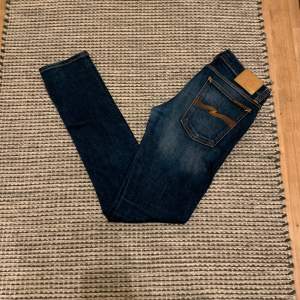 Säljer mina nudie jeans i storlek w30 l34. Den har inga defekter, den är sparsamt använda. Skriv ifall ni har några frågor så är det bara att dma. Först till kvarn😊