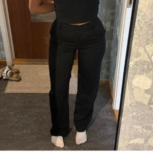 Jackie kostymbyxa  - Kostymbyxor från bikbok i modellen ”Jackie”, stl 36. Raka i modellen. Nypris 499kr.