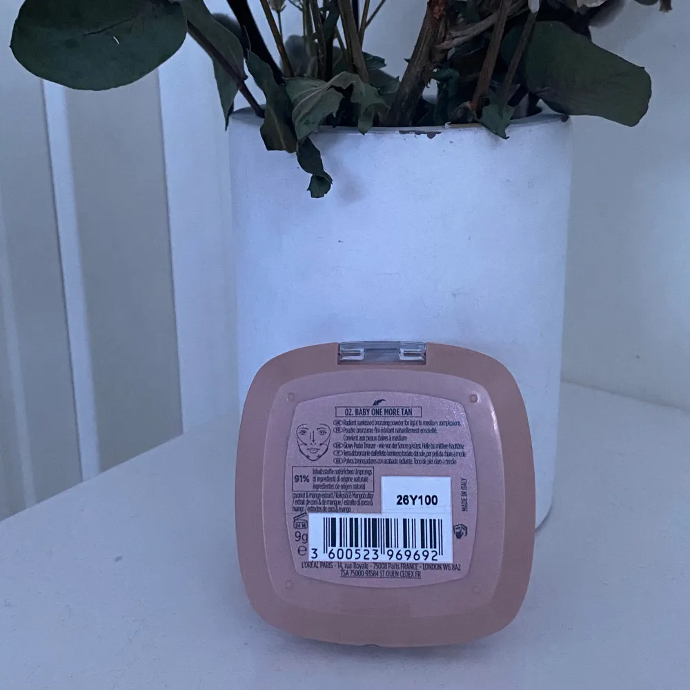 oöppnad bronzer ifrån loreal, i färgen 02.BABY ONE MORE TAN, aldrig använd och aldrig öppnad (kolla bild 3) säljer pga att jag beställde i fel färg och kan ej skicka tbx:(🤍pris: 160kr🤍kom privat för funderingar osv🤍🤍. Övrigt.