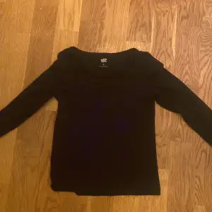 Basic tajt svart tröja från lager 157, fint skick. Har både en i M och en i L om det finns intresse av det - lika bra skick båda💗 Hör av dig om det finns några frågor!  20kr/styck 