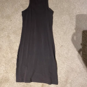 Grå klänning - Mörkgrå klänning från hm. Fint skick. Säljer då den är för liten