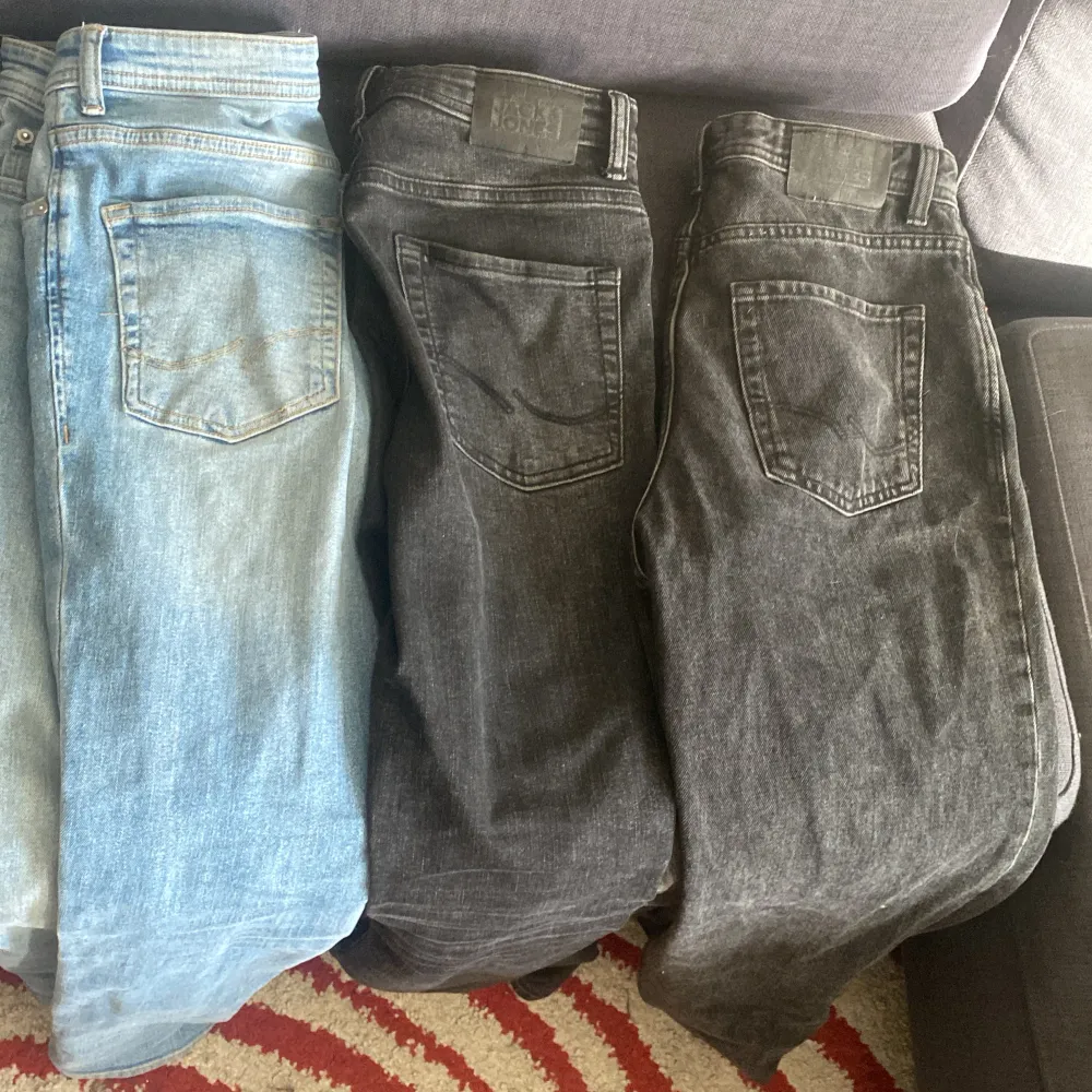 Tja säljer 4 par jeans, ett par grå men dom är inte med i bilden. Ljusblå till vänster är storlek 152 slim fit gråa och svarta i mitten är 158 slim fit höger svarta är relaxed chris 158. Bra skick 250kr för ett par. För mer info skriv!. Jeans & Byxor.