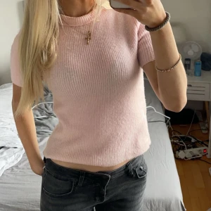 Rosa stickad tröja!  - RENSAR SÅ SÄLJER MASSA AS BILLIGT😍‼️ Svin snygg från mango i fint skick! Storlek S, tryck köp nu 