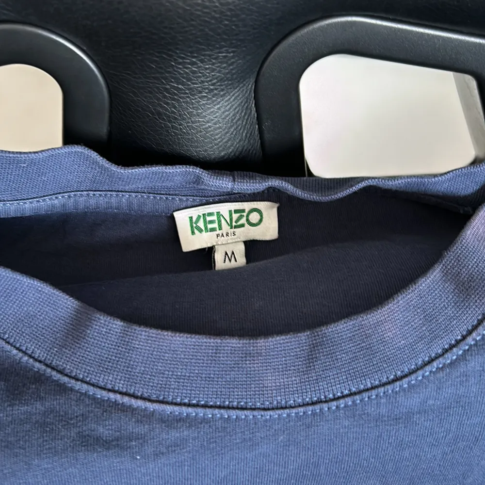 Kenzo t shirt köpt i Tyskland berlin för 1100kr. Storlek m där den är för liten för mig. . T-shirts.
