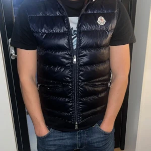 Gui vest Navy blue🔵 - Tja säljer schysst Moncler Gui vest🔵🔵 8-9 skick  Size 2/S säljer då den är för liten för mig Modellen är 183 på bilden! Har inget kvitto//Peppe
