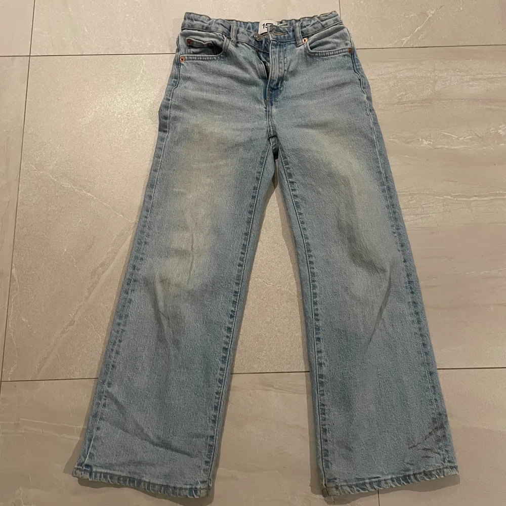 Jeans storlek 140! Nyskick, har endast används fåtal gånger. . Jeans & Byxor.