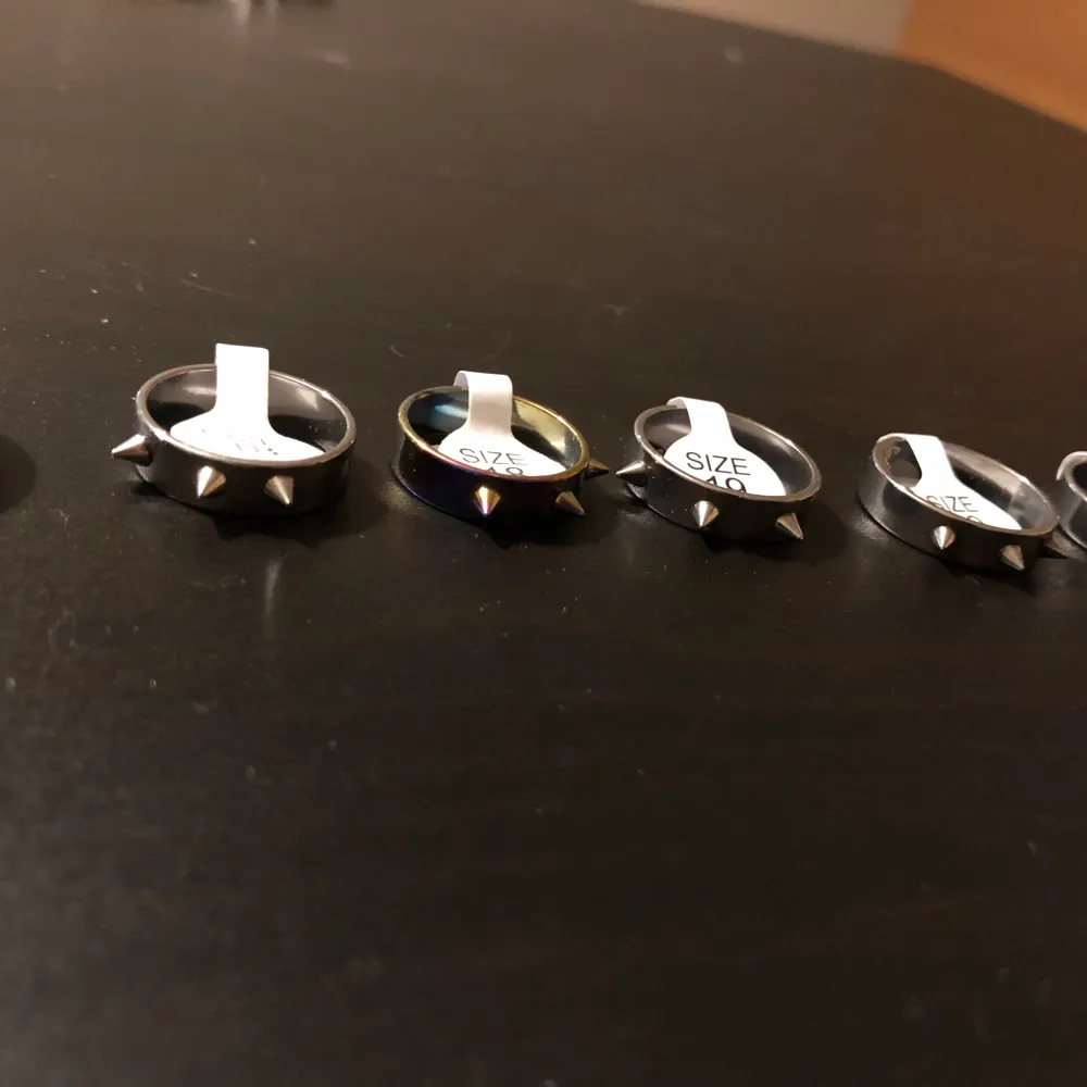 Tagg ringar i storlek 17-21 det fins mer av samma inte bara de på bilderna ringar- 50 kr styck men 5 för 165. Tredje bilden är det 60 kr styck men 3 för 150. Accessoarer.