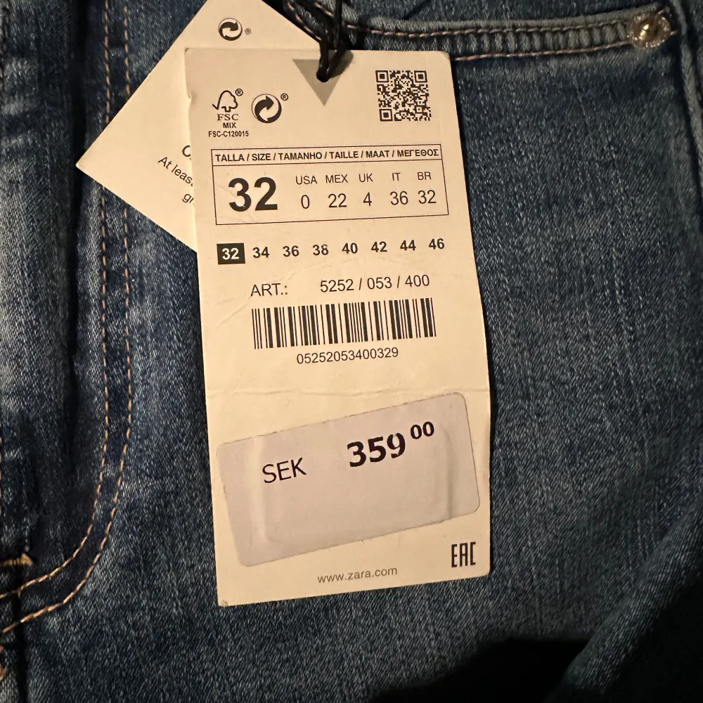 Helt nya skinny jeans från Zara storlek 32 köpt för 360kr säljer för 200kr. Jeans & Byxor.